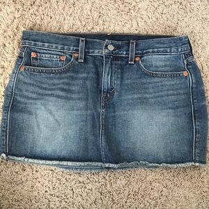 Medium wash Levi’s mini skirt